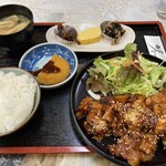 やくも - 本日のサービス定食 : 旨煮定食ご飯並(¥700) - 日替わりおかず4品・ご飯・味噌汁付き。ご飯は大盛り無料です