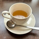 バルバルキッチンアメリ - 毎度お馴染みのカップコンソメスープ
      新年一発目ではあるが、珍しくちょっと温度が低かったことが不満。量も妙に少なかったような…。