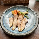 バルバルキッチンアメリ - ランチ：鰤の洋風タタキ(¥1,180) メイン
      味は良いのだが、鰤自体のサイズが小さい上に超薄切りでボリューム感に欠ける。この後もう一品あるなら問題ないが、これだけではメインには心許ない。