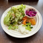 バルバルキッチンアメリ - 毎度お馴染みのランチサラダ
      スープの不満を解消してくれた。この店のサラダはやはり美味しい。カブの漬物っぽいマリネが特に秀逸！