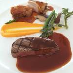 レストラン・ブリーズ・ヴェール - メインディッシュは「牛フィレ肉とキンのグリル彩り野菜添え」を選びました。鳥は静岡県産と説明ありました。