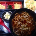 円弧 - 温かけ蕎麦＋野菜かき揚げ（計400円）