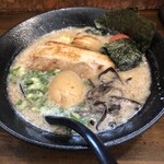 どん きさろく - 九州とんこつラーメン全部入りのアップ