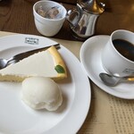 游晏山房 - チーズケーキと洋梨のシャーベット　コーヒー