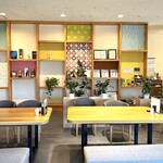 Aube - カラフルでカジュアルな店内