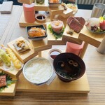 Naniwa Robata Itadaki Tai - おかず7種の階段定食