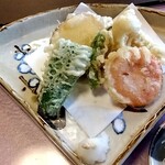 よ志竹 - サクサクな天ぷらは美味でした(≧∇≦)bピーマン、人参、ししとう、白身魚、さつまいも、ちくわが盛ってあります♪