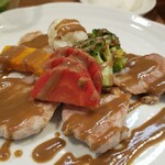 キッチン ブルー グローブ - 野菜は人参、南瓜、ブロッコリー、カリフラワーが並びます