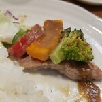 キッチン ブルー グローブ - 最後は人参、南瓜、ブロッコリーを乗せる