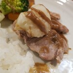 キッチン ブルー グローブ - ヒレ肉のスカロッピーネの上にカリフラワー