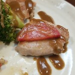 キッチン ブルー グローブ - ヒレ肉のスカロッピーネに人参を乗せる