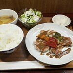 キッチン ブルー グローブ - 豚ヒレ肉のスカロッピーネ　練り胡麻とバルサミコの和風ソース