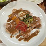 キッチン ブルー グローブ - 上から、茶色いソースは味噌ですね