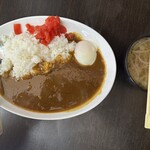 Chuuka Soba Fujita - スジカレー、半熟卵はトッピング。右は添えつけていただいた、スープです。