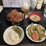 230781454 - バラ、肩ロースMIX丼(味噌)(バラ、肩ロース、キャベツ大盛り）、ポテトサラダ、葉っぱのサラダ(和風)、サッポロクラシック生