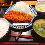 とんかつ 田 - ★★★ランチ ロースカツ 1280円 肝心のロースカツは爪楊枝と比較して小さいが厚く美味しい！ご飯、味噌汁、キャベツがおかわり自由は嬉しいがCP悪い！