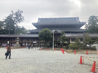 Monzen Soba Yamahiko - 本殿側面　何時も人に押されて進むので見たこと無かったですよ