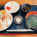 Kakunidonya Kuroshiro - 角煮丼定食（1700円、2024年1月現在）の全体像俯瞰図
