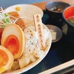 Kakunidonya Kuroshiro - 角煮丼定食（1700円、2024年1月現在）…上品に盛り付けられています
