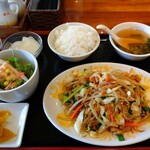 Raifu Ichiba - 豚肉と季節野菜炒め［サラダ、漬物、ライス、スープ、デザート付］