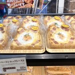 Daily YAMAZAKI - お店では、ベーコンエッグトーストはこういう風に陳列されています♪