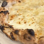 Pizza marumo - クアトロフォルマッジ