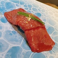 鉄板焼きWAGYU LIVERARY - 肉寿司。ドリップが皆無なのが嬉しい
