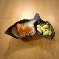 蕎麦おさめ - ■お通し（青大豆・サーモン塩麹漬け）
                    いつもの青大豆も間違いなし。