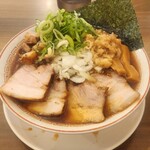 柏 濃麺や 39名 - チャーシュー麺に背脂と青ネギトッピング