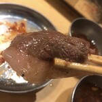 大阪焼肉・ホルモン ふたご  - 黒毛和牛のはみ出しカルビ　レア焼き