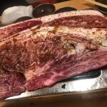 大阪焼肉・ホルモン ふたご  - 黒毛和牛のはみ出しカルビ