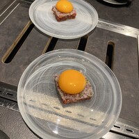 東京焼肉いのうえ 銀座店 - 瞬間燻製ユッケ