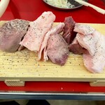 大衆ホルモン肉力屋 - 名物肉盛り　左からタン・タン元・ハツ・豚トロ