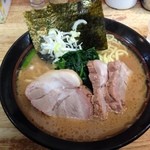 Yokohama Iekei Samurai - ラーメン麺増し肉増し