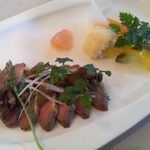 フォン・ド・タナハシ - ランチコース（\2,300）の前菜　鴨のローストにクルミキノコソース　自家製ピクルスと