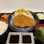 お肉屋さんの定食と丼 岩井畜産 - 