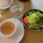 Sajilo Cafe - ホットチャイとサラダ