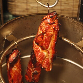 氷温熟成した豚肉を直火で焼き上げる絶品【チャーシュー】も必食