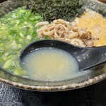 本格派博多うどん はし田たい吉 - あご出汁の風味に香ばしいとり皮の風味がイイですね！