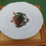 軽くあぶった鰹と新さつまいものペスト・ベルサミコ風味