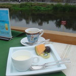 QUATRE SAISONS - デザート盛り合わせとエスプレッソ（エジプトの食器で）