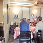 ブラッスリー ドンピエール - 店内のテーブル席の風景です
