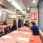 ブラッスリー ドンピエール - 店内のテーブル席の風景です