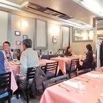ブラッスリー ドンピエール - 店内のテーブル席の風景です