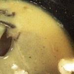 極とんラーメン - スープの表情　すぐにでも膜を張りそう
