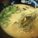 極とんラーメン - 麺はこんな感じ　豚骨ラーメンにしては太麺