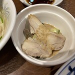 東京餃子軒 - 蒸し鶏にきゅうりと胡麻マヨソースがけみたいな