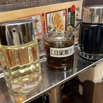 東京餃子軒 - 卓上の自家製ラー油は山盛り下の塊をかけてもほぼ辛さはなく、風味付けの味変に良いと思います。前はもっとなんか違うタレとかあった気がする残念ながらおしぼりは出ない