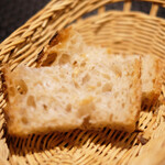 プールトワ - ランチコース 2000円 のパン