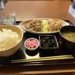 野方食堂 - ジャジャーン✧＼\ ٩( 'ω' )و /／✧
            A定食(税込1,050円)がやって来ました～♪
            ご飯は大盛でございます。
            写真だと分かりづらいですけど、
            意外とボリューミー！